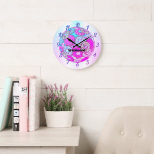 Een regenboog van kleuren, een roze donut met een grote klok