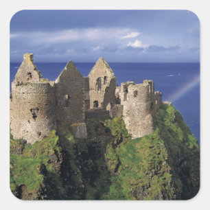 Een regenboogaanval op de middeleeuwse Dunluce Cas Vierkante Sticker
