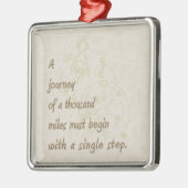 "Een reis..." Zen Proverb. Metalen Ornament (Links)