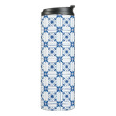 Een reisbeker met een zwarte dop thermosbeker (Gedraaid links)