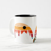 Een Retro Adventure Mountain Tweekleurige Koffiemok (Voorkant links)