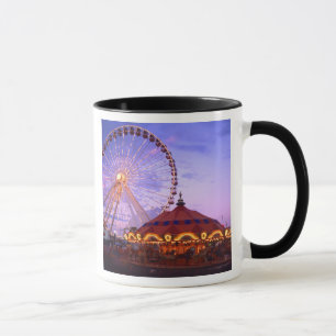 Een reuzenrad en draaimolen bij de Navy Pier in Mok