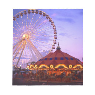 Een reuzenrad en draaimolen bij de Navy Pier in Notitieblok