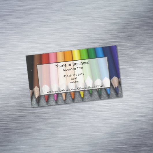 Een rij fel gekleurde potloden. magnetisch visitekaartje (Voorbeeld)