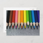 Een rij gekleurde pennen. briefkaart (Voorkant / Achterkant)