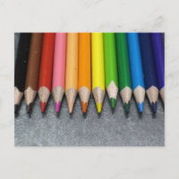 Een rij gekleurde pennen.