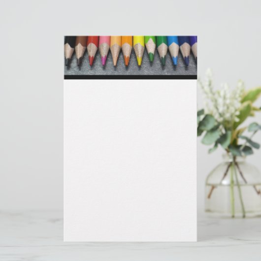 Een rij gekleurde pennen. briefpapier (Staand voorkant)