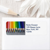 Een rij gekleurde pennen. etiket (Insitu)