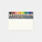 Een rij gekleurde pennen. post-it® notes (Voorkant)