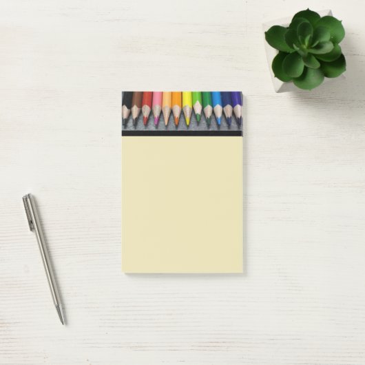 Een rij gekleurde pennen. post-it® notes (Kantoor)