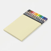 Een rij gekleurde pennen. post-it® notes (Schuin)