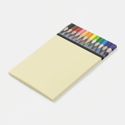Een rij gekleurde pennen. post-it® notes (Schuin)