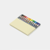 Een rij gekleurde pennen. post-it® notes (Schuin)