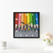 Een rij gekleurde pennen. vierkante klok (Huis)