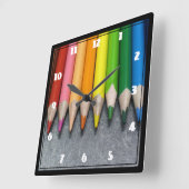 Een rij gekleurde pennen. vierkante klok (Hoek)