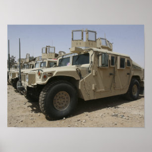 Een rij humvees van het militaire beleid van de ta poster