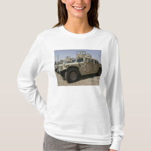 Een rij humvees van het militaire beleid van de ta t-shirt