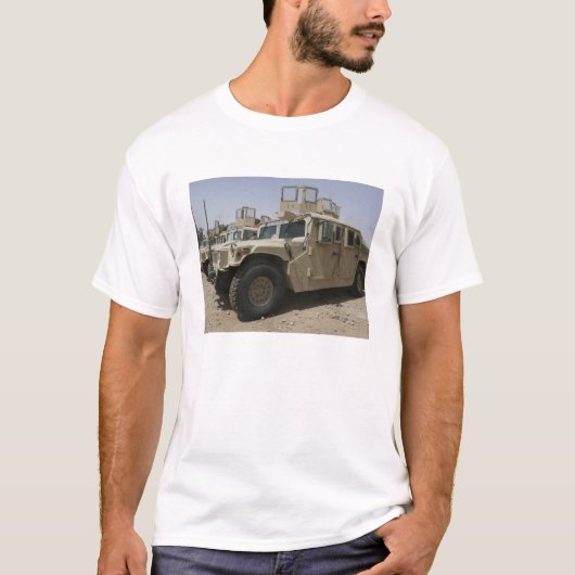 Een rij humvees van het militaire beleid van de ta t-shirt (Voorkant)