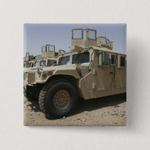 Een rij humvees van het militaire beleid van de ta vierkante button 5,1 cm
