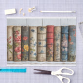 Een rij oude boeken met geschilderde bloemen tissuepapier (Craft)