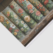 Een rij oude boeken met verfraaide bloemen tissuepapier (Detail)