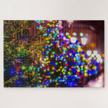 Een rij verlichte kerstbomen