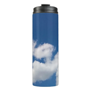 Een rij wolken thermosbeker