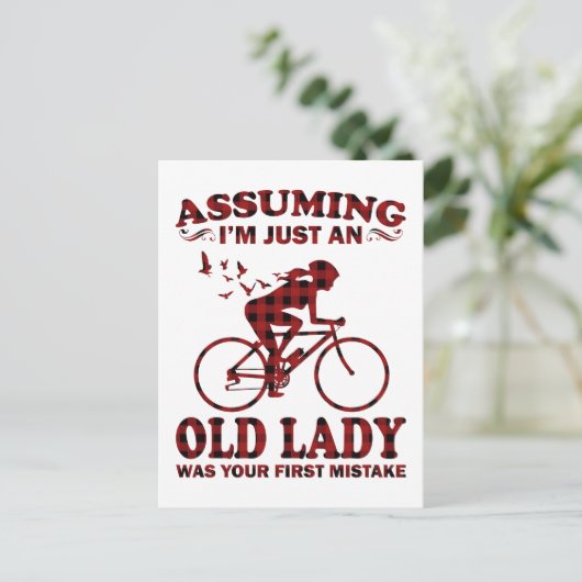 Een rijdende vrouw verondersteld dat ik gewoon een briefkaart (Staand voorkant)