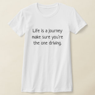 Een rijdende wit met zwart schrijven tshirts