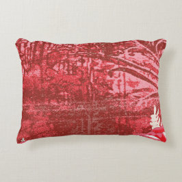 Een rijk pattereerde textiel met levendige rode h accent kussen