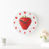 Eén rode aardbei met rode rode cijfers grote klok (Huis)