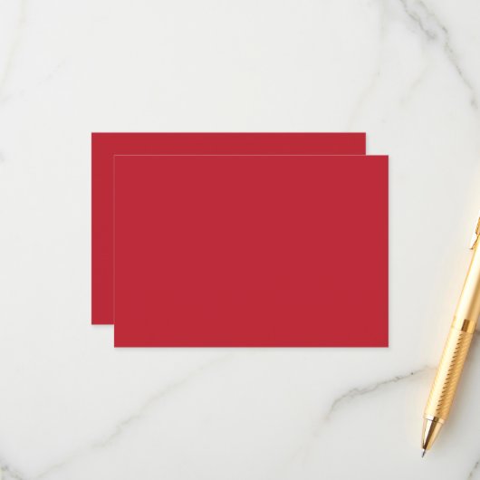 Een rode achtergrond met een informatiekaartje (Voorkant / Achterkant in situ)