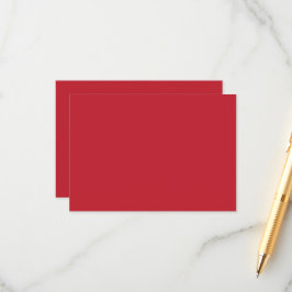 Een rode achtergrond met een informatiekaartje