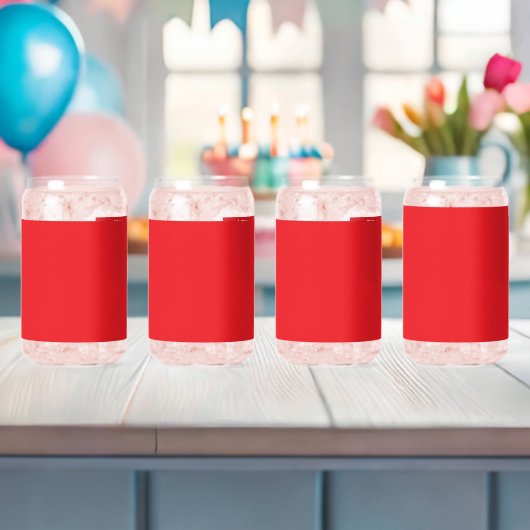 Een rode achtergrond met een witte rand blikvorm glas (Insitu (Baby Shower))