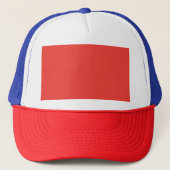 Een rode achtergrond met een witte rand trucker pet (Voorkant)