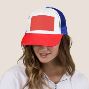 Een rode achtergrond met een witte rand trucker pet