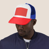 Een rode achtergrond met een witte rand trucker pet (In situ)