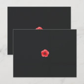 Een rode bloem met een zwart midden op een zwarte  briefkaart (Voorkant / Achterkant)