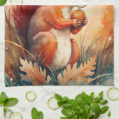 Een rode eekhoorn eet een noot theedoek (Gevouwen)