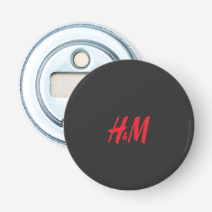 Een rode H en M logo op een zwarte achtergrond Button Flesopener