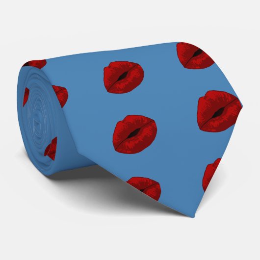 EEN RODE, RODE LIPS KISS ~ STROPDAS (Opgerold)