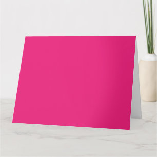 Een rode roos met levendige bloemblaadjes omgeven kaart