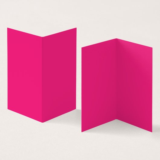 Een rode roos met levendige bloemblaadjes omgeven  kaart (Binnen en buitenkant)