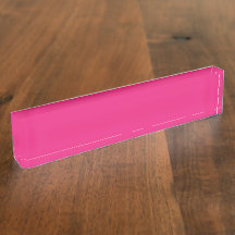 Een rode roos met levendige bloemblaadjes omgeven