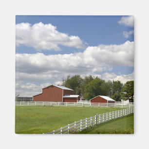 Een rode schuur en boerderij bij Pamona, Kansas. Magneet