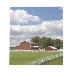 Een rode schuur en boerderij bij Pamona, Kansas. Notitieblok