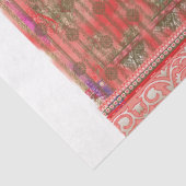 Een rode sjaal met bloemen erop tissuepapier (Detail)