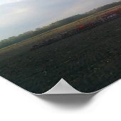 Een rode trekker die op de open gebieden rust.. poster (Hoek)