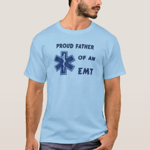Een rode vader van een EMT T-shirt