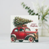 Een rode vintage kerstauto met een kerstboom feestdagenkaart (Staand voorkant)